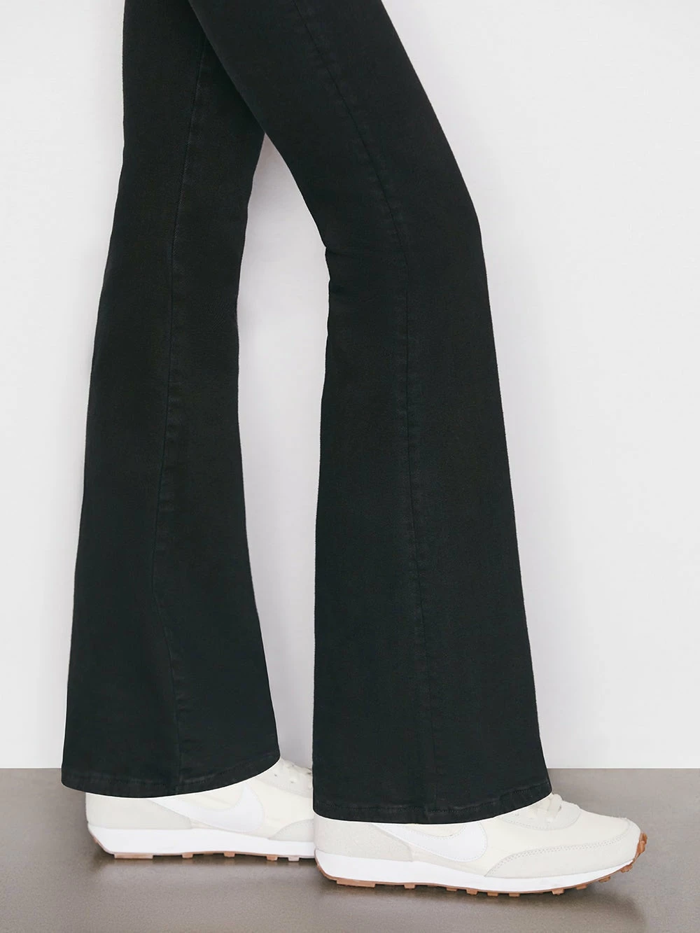 Frame Denim | The Jetset Flare - Sheen Noir - Image 4